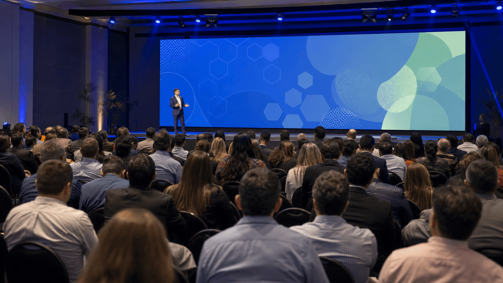Auditorio del foro MIPYMES 360 con una presentación en pantalla